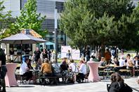 On 14 May 2022, Hochschule Düsseldorf – University of Applied Sciences (HSD) could finally celebrate its 50th anniversary – and the response exceeded everything all organisers had hoped for: Several thousand people came to celebrate during the day and well into the night, creating a unique atmosphere on campus and enjoying wonderful weather.